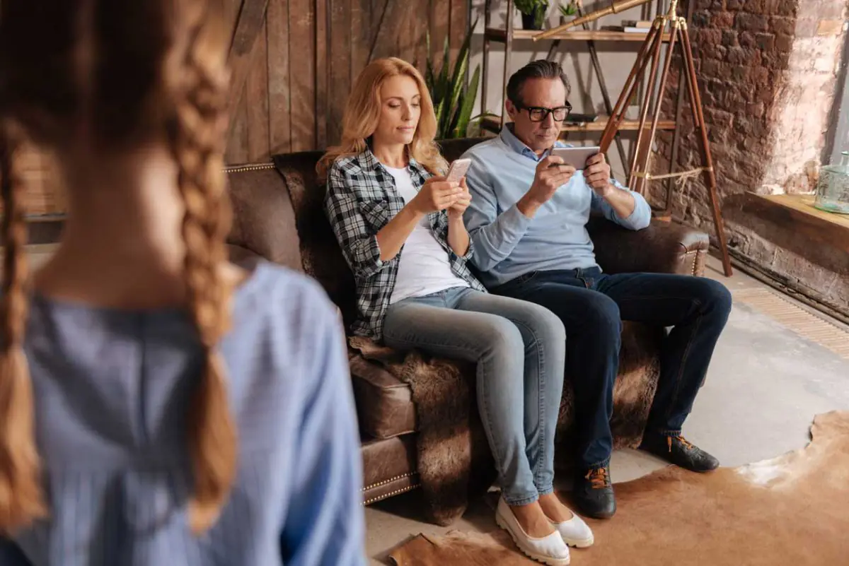 parent modeling healthy screen habits for children
